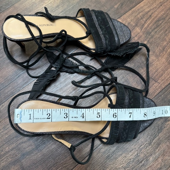 Banana Republic Kitten Heels in Size 6 - Picture 11 of 11